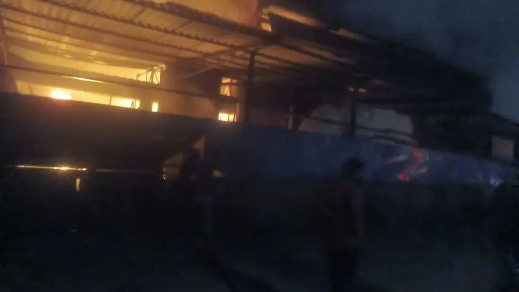 BadlapurCity | भीषण आग – वीसपेक्षा अधिक अग्निशमन गाड्या घटनास्थळी तैनात 2 WhatsApp Image 2025 04 19 at 14.12.21 70f3bb85