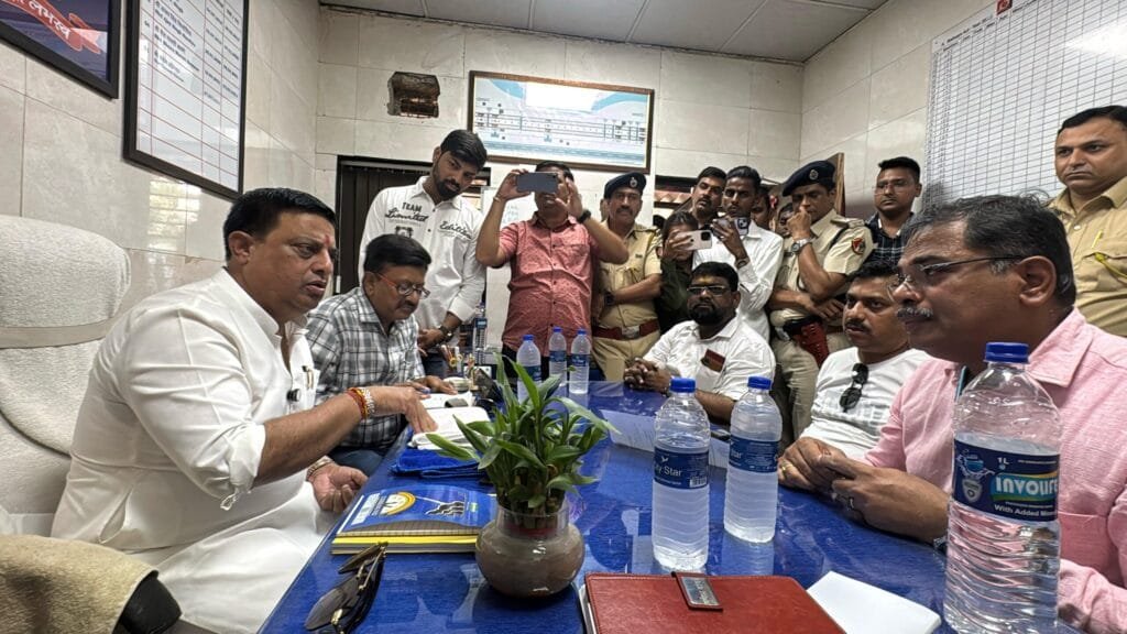 BadlapurCity | प्लॅटफॉर्म क्रमांक एक बंद! प्रवाशांचे हाल, खासदार बाळ्या मामा म्हात्रे यांचा इशारा! 3 WhatsApp Image 2025 04 22 at 21.12.44 40e5256b
