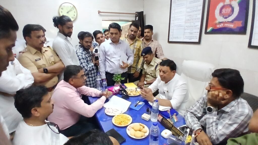 BadlapurCity | प्लॅटफॉर्म क्रमांक एक बंद! प्रवाशांचे हाल, खासदार बाळ्या मामा म्हात्रे यांचा इशारा! 1 WhatsApp Image 2025 04 22 at 21.12.45 239899d3
