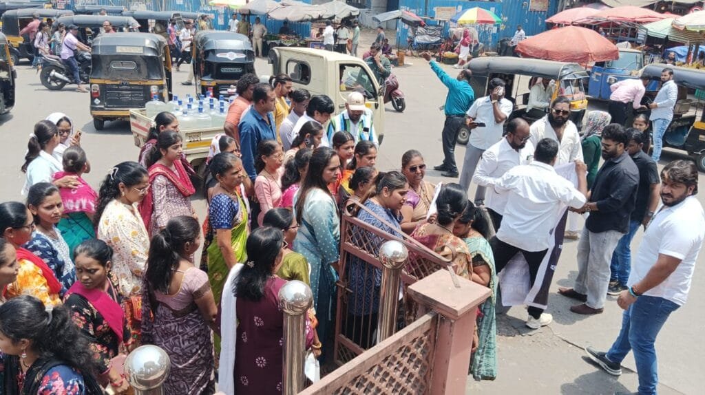 BadlapurCity | अंबरनाथमध्ये पहलगाम दहशतवादी हल्ल्याचा युवासेना आणि महिला आघाडीच्यावतीने तीव्र निषेध 3 WhatsApp Image 2025 04 23 at 19.27.34 c4ab5d45