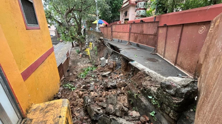 Part of banganga lake compound wall in south mumbai collapses.1578947368421&height=720&w=768&width=1280