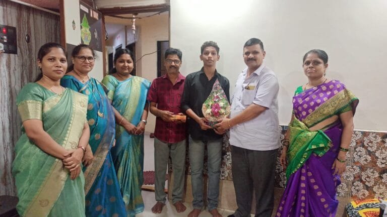 BadlapurTimes | इयत्ता १० वी बोर्ड परीक्षेतील गुणवंत विद्यार्थ्यांचा घरोघरी जाऊन सत्कार सोहळा – एक आगळीवेगळी प्रेरणा!