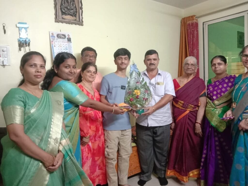BadlapurTimes | इयत्ता १० वी बोर्ड परीक्षेतील गुणवंत विद्यार्थ्यांचा घरोघरी जाऊन सत्कार सोहळा – एक आगळीवेगळी प्रेरणा! 2 WhatsApp Image 2025 05 13 at 10.20.37 PM 1