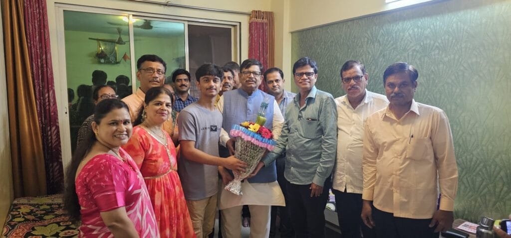 BadlapurTimes | इयत्ता १० वी बोर्ड परीक्षेतील गुणवंत विद्यार्थ्यांचा घरोघरी जाऊन सत्कार सोहळा – एक आगळीवेगळी प्रेरणा! 1 WhatsApp Image 2025 05 13 at 9.29.13 PM