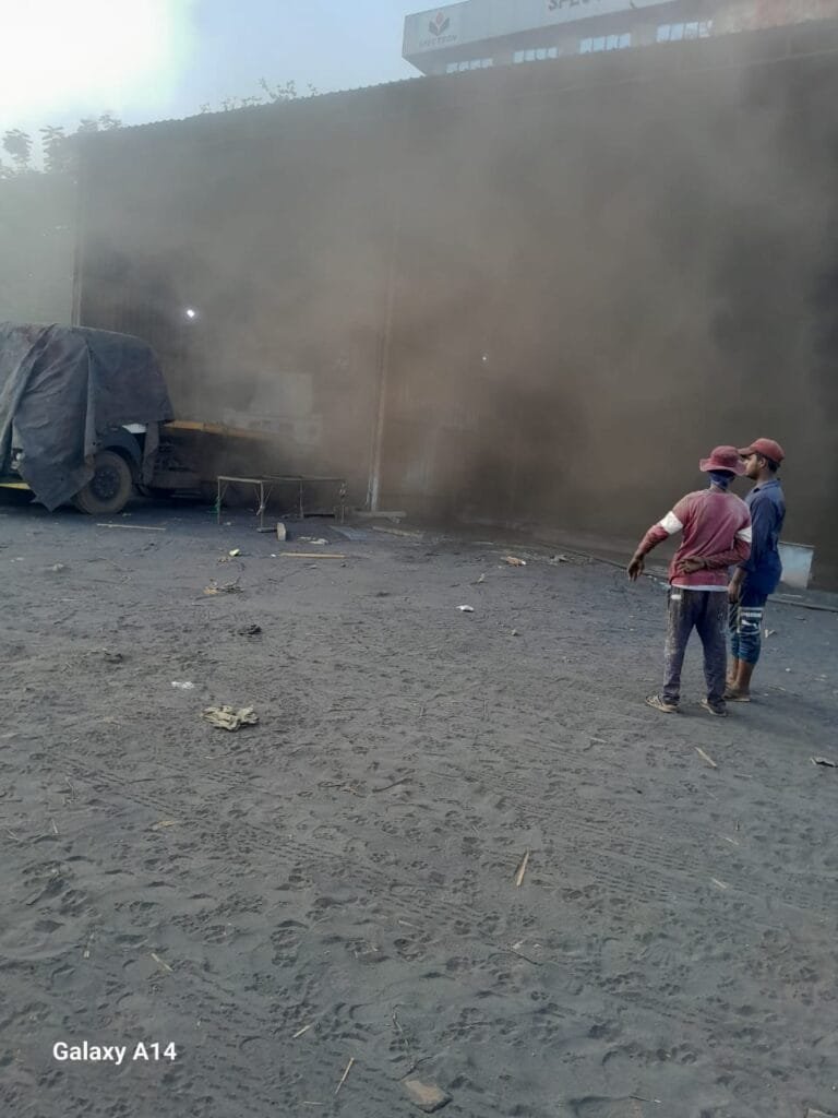 BadlapurTimes | सँडब्लास्टिंग आणि गॅल्वनायझेशनमुळे अंबरनाथ एमआयडीसीमध्ये गंभीर प्रदूषणाचा धोका; शिवसेनेचा आंदोलनाचा इशारा 3 WhatsApp Image 2025 05 20 at 16.47.30 4eeb1eba