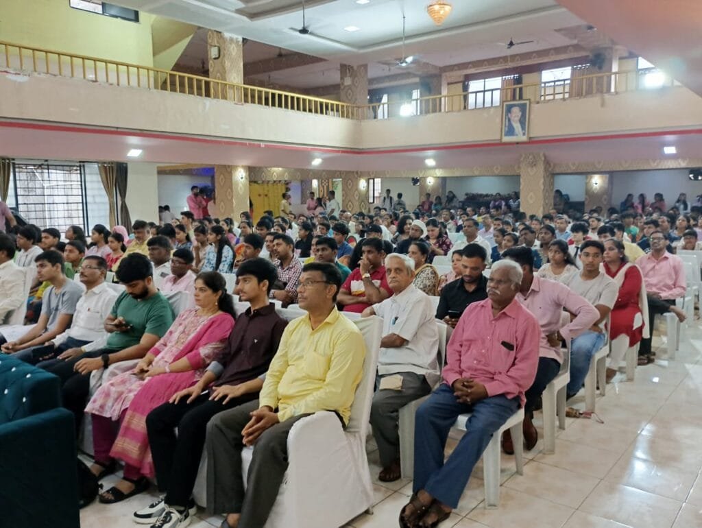 BadlapurTimes | बदलापूरमध्ये शिवसेना (उद्धव बाळासाहेब ठाकरे) आयोजित गुणवंत विद्यार्थ्यांचा गुणगौरव सोहळा यशस्वीरित्या संपन्न 1 WhatsApp Image 2025 05 25 at 19.08.43 219e3e72