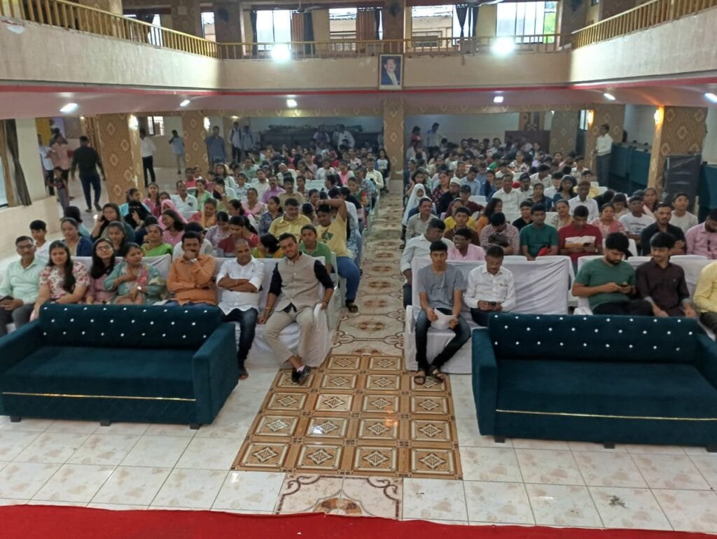 BadlapurTimes | बदलापूरमध्ये शिवसेना (उद्धव बाळासाहेब ठाकरे) आयोजित गुणवंत विद्यार्थ्यांचा गुणगौरव सोहळा यशस्वीरित्या संपन्न 2 WhatsApp Image 2025 05 25 at 19.08.44 191cef5e