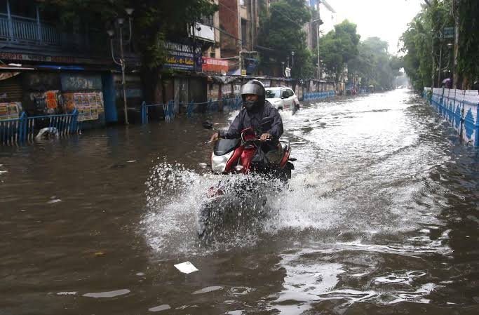 BadlapurTimes| मुंबई पावसाचा तांडव | लोकल सेवा विस्कळीत, मिठी नदी धोक्याच्या पातळीवर, रेड अलर्ट जारी