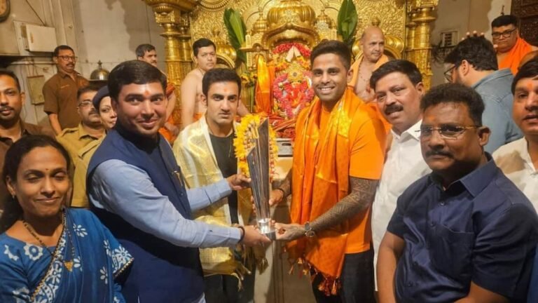 सिद्धिविनायक मंदिर पहुंची 2026 टी20 वर्ल्ड कप की ट्रॉफी, गंभीर-सूर्या ने भगवान गणेश से लिया आशीर्वाद