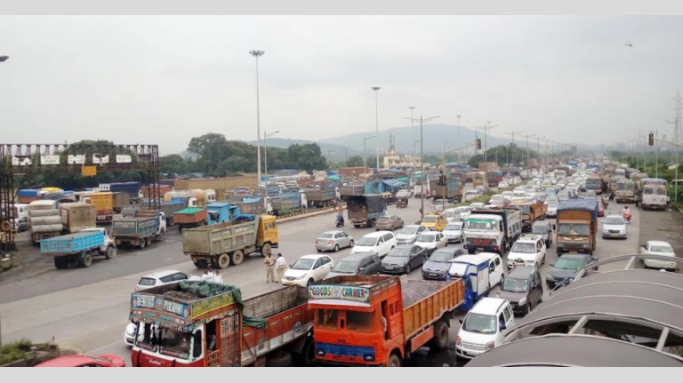 नेरुळजवळ सायन–पनवेल महामार्गाचा काही भाग 4 तास बंद.1578947368421&height=703&w=768&width=1362