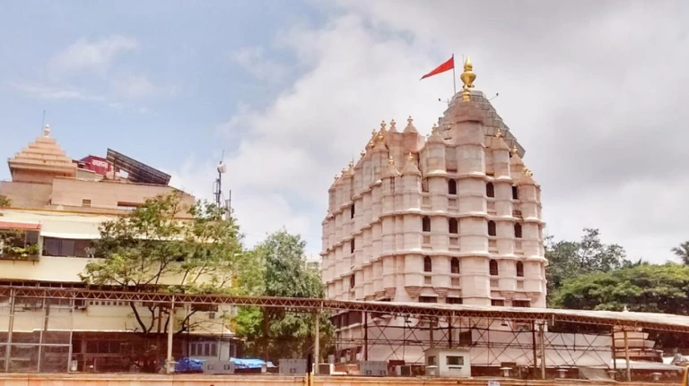 मुंबईतील सिद्धिविनायक मंदिरमध्ये दानपेटीतून चोरी.1578947368421&height=640&w=768&width=1280