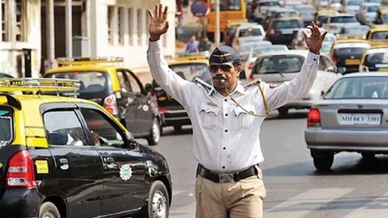 Navi mumbai traffic police held 65 drivers in surprise traffic crackdown