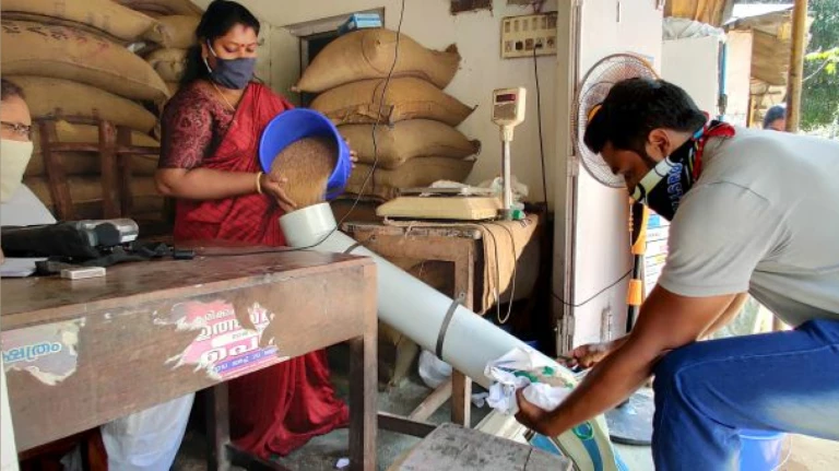 शिधावाटप विभाग राज्यस्तरीय दक्षता पथकाची मोठी कारवाई 4 शिधावाटप विभाग राज्यस्तरीय दक्षता पथकाची मोठी कारवाई.1578947368421&height=341&w=768&width=732