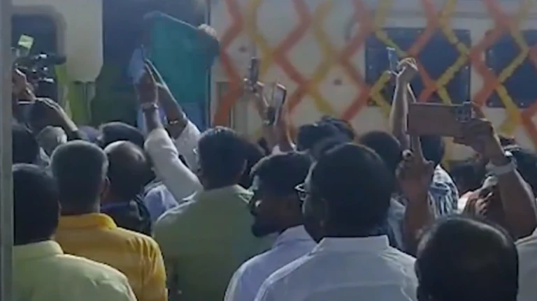 Mumbai welcomes second direct bengaluru train after 30 years.1578947368421&height=766&w=768&width=977